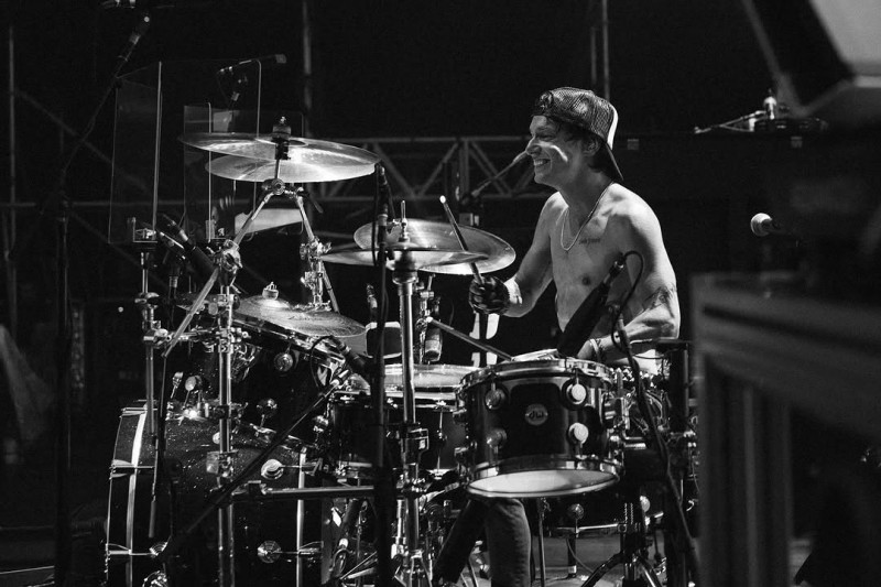 Slash Puji Isaac Carpenter, Sebut Insiden Axl Rose Bukan Salah Sang Drumer