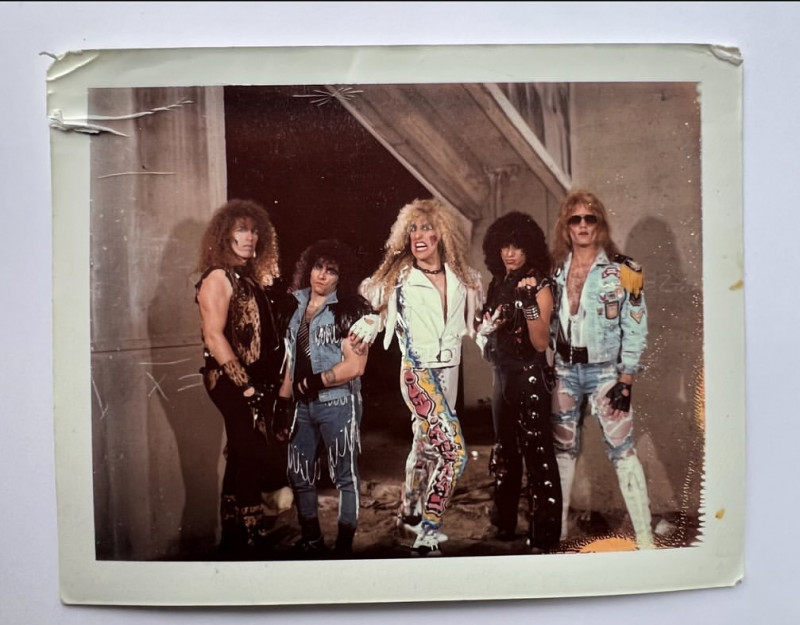 Twisted Sister Menjual Hak Cipta Rekaman dan Merek Dagang kepada Warner Music Group