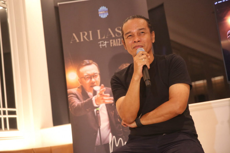 Pay dan Ari Lasso happy dalam lagu "Menangis Diam-Diam"